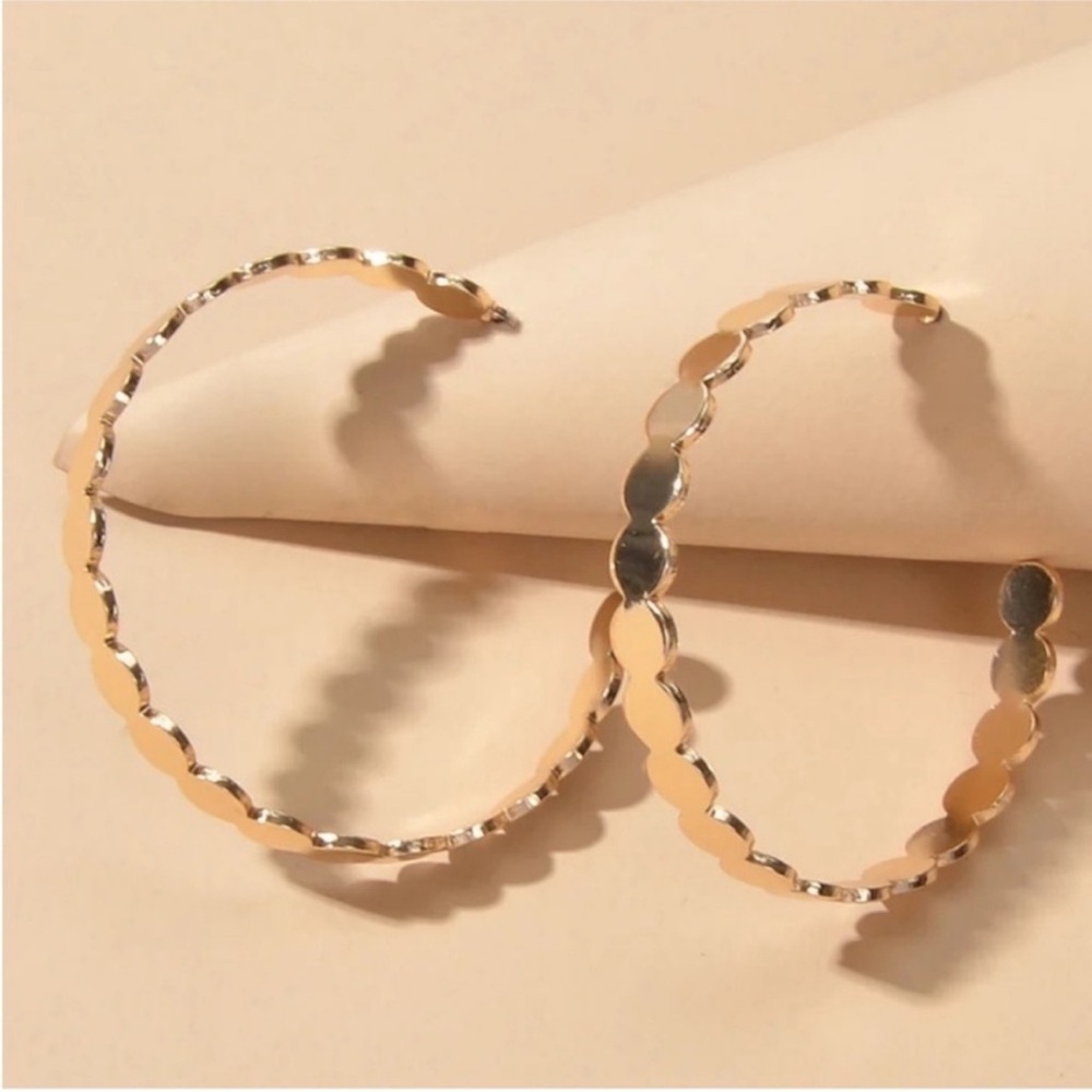 New! Anthropologie Jewelry Kinley Gold Hoop Earrings NWOT - Picture 2 of 2